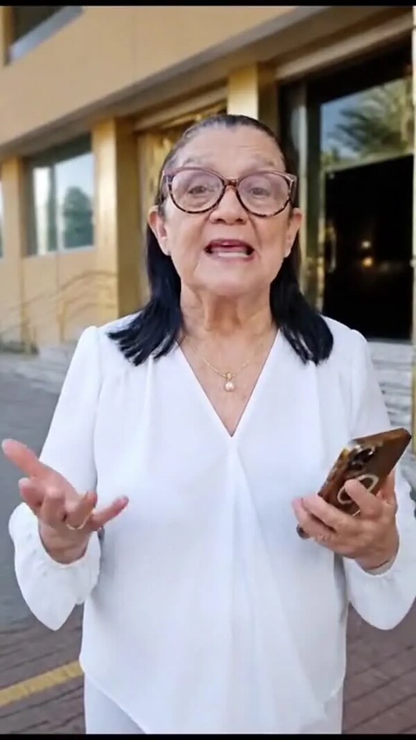 Apresentadora em vídeo explicativo do Finambut
